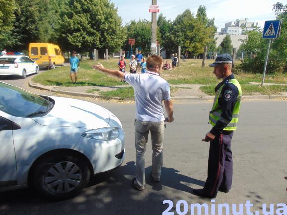 У Житомирі водій білого Рено Флюенс збив дитину прямо при виході з магазину. Фото, фото №7 на сайті 20minut.ua