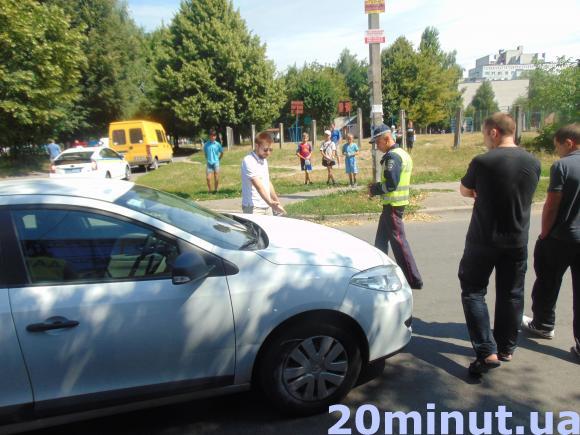 У Житомирі водій білого Рено Флюенс збив дитину прямо при виході з магазину. Фото, фото №8 на сайті 20minut.ua