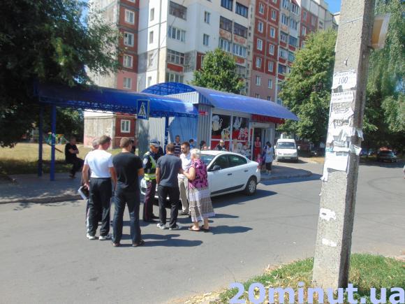 У Житомирі водій білого Рено Флюенс збив дитину прямо при виході з магазину. Фото, фото №9 на сайті 20minut.ua