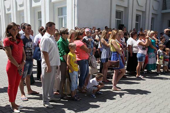 В зону АТО хмельницьких міліціонерів проводжали жінки та діти на сайті vsim.ua В зону АТО хмельницьких міліціонерів проводжали жінки та діти, фото №1 на сайті vsim.ua