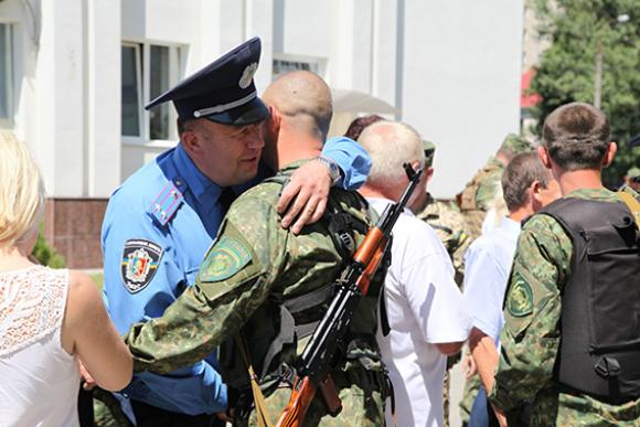 В зону АТО хмельницьких міліціонерів проводжали жінки та діти на сайті vsim.ua В зону АТО хмельницьких міліціонерів проводжали жінки та діти, фото №3 на сайті vsim.ua