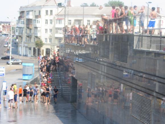 Вінничан обливали водою на вулицях та в трамваях, фото №1 на сайті 20minut.ua