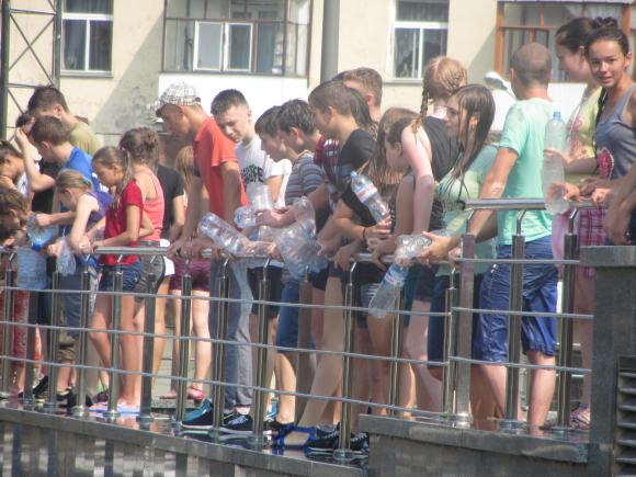 Вінничан обливали водою на вулицях та в трамваях, фото №2 на сайті 20minut.ua