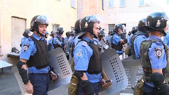 Вінницькі правоохоронці "приборкали" розлючених футбольних фанів, фото №1 на сайті 20minut.ua