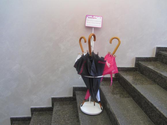 За один дощ вінничани розбирають до 20-ти безкоштовних парасольок, фото №1 на сайті 20minut.ua