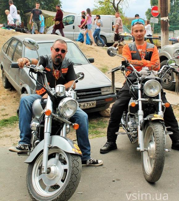 Байкер про дівчат: Губи помадою в дорозі не фарбують однозначно, їм шолом заважає, фото №2 на сайті vsim.ua