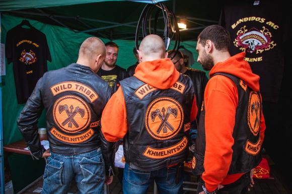 Байкер про дівчат: Губи помадою в дорозі не фарбують однозначно, їм шолом заважає, фото №3 на сайті vsim.ua
