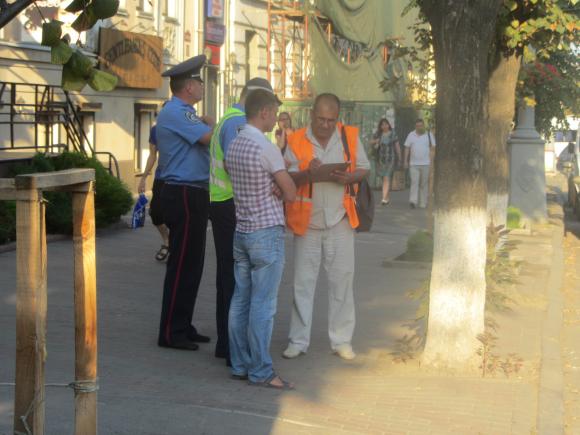 Біля «Троянди» «Рено» врізався в тролейбус. Пасажирку тролейбуса забрала швидка, фото №1 на сайті 20minut.ua