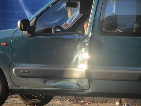 Біля «Троянди» «Рено» врізався в тролейбус. Пасажирку тролейбуса забрала швидка, фото №2 на сайті 20minut.ua