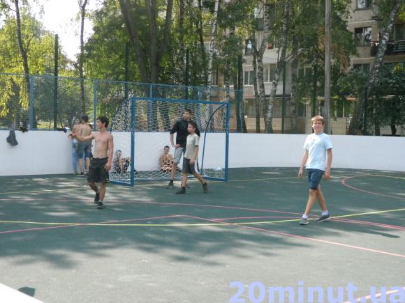 Фото дня: На хокейному майданчику влітку грають футбол та баскетбол, фото №2 на сайті 20minut.ua