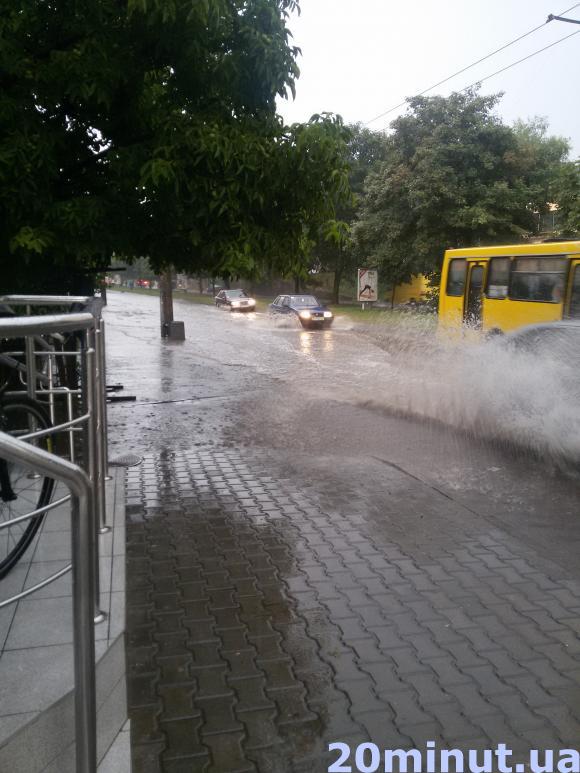 Фото дня: після дощу в Тернополі - справжні ріки, фото №2 на сайті 20minut.ua
