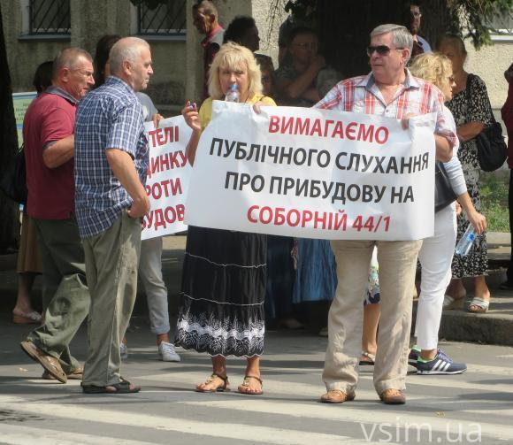Хмельничани перекрили дорогу у центрі. Протестують проти забудови на сайті vsim.ua Хмельничани перекрили дорогу у центрі. Протестують проти забудови, фото №8 на сайті vsim.ua