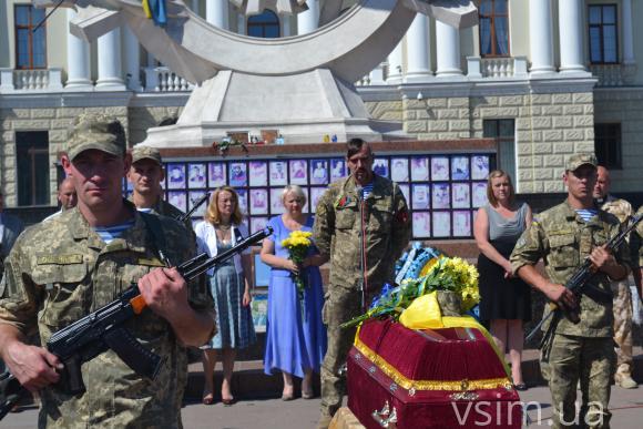 Хмельничани прощались із 33-річним бійцем, який отримав смертельно поранення в АТО, фото №3 на сайті vsim.ua