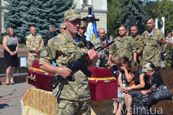 Хмельничани прощались із 33-річним бійцем, який отримав смертельно поранення в АТО, фото №4 на сайті vsim.ua