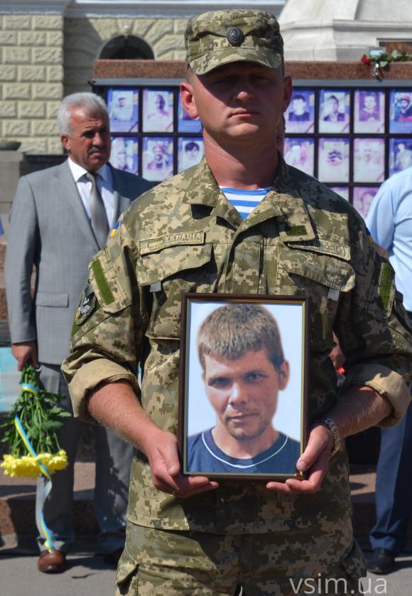 Хмельничани прощались із 33-річним бійцем, який отримав смертельно поранення в АТО, фото №5 на сайті vsim.ua
