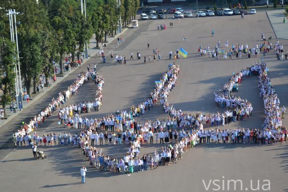 Хмельничани сформували на майдані велетенський  “вишиванковий” тризуб, фото №1 на сайті vsim.ua