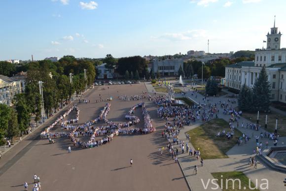 Хмельничани сформували на майдані велетенський  “вишиванковий” тризуб, фото №2 на сайті vsim.ua