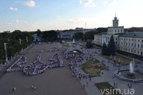 Хмельничани сформували на майдані велетенський  “вишиванковий” тризуб, фото №3 на сайті vsim.ua