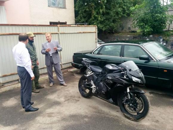 Хмельницькі управлінці передали на Схід контрабандні авто та мотоцикл, фото №1 на сайті vsim.ua