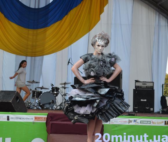 Криза, відчай і війна - у Кам’янці на флешмобі показали події в Україні, фото №1 на сайті 20minut.ua