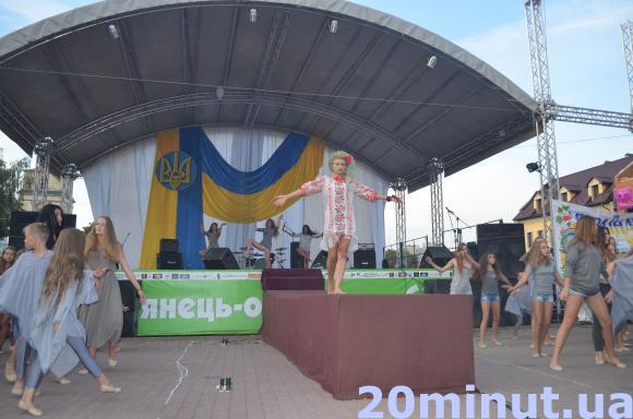 Криза, відчай і війна - у Кам’янці на флешмобі показали події в Україні, фото №4 на сайті 20minut.ua