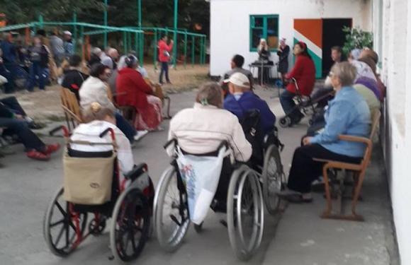 Люди на візках поділились останнім, щоб допомогти дітям в АТО зібратись до школи на сайті 20minut.ua Люди на візках поділились останнім, щоб допомогти дітям в АТО зібратись до школи, фото №1 на сайті 20minut.ua