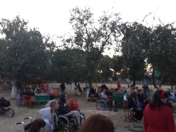 Люди на візках поділились останнім, щоб допомогти дітям в АТО зібратись до школи на сайті 20minut.ua Люди на візках поділились останнім, щоб допомогти дітям в АТО зібратись до школи, фото №3 на сайті 20minut.ua