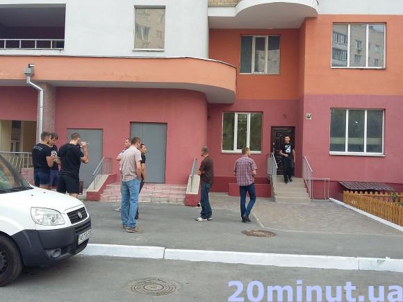 На Київській Правий сектор "накрив" фірму, яку підозрює в квартирному шахрайстві, фото №1 на сайті 20minut.ua