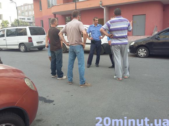 На Київській Правий сектор "накрив" фірму, яку підозрює в квартирному шахрайстві, фото №2 на сайті 20minut.ua