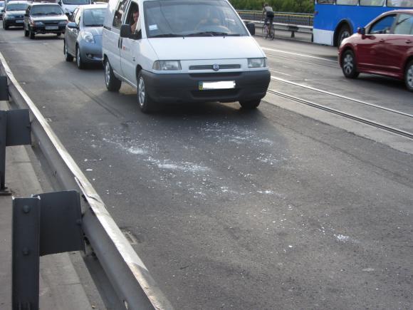 На мосту зіткнулись чотири автівки. Постраждала жінка звернулась в лікарню, фото №1 на сайті 20minut.ua
