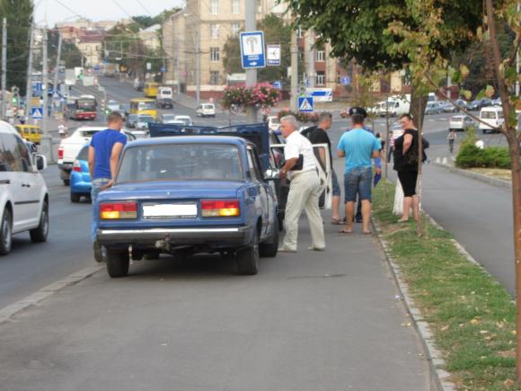 На мосту зіткнулись чотири автівки. Постраждала жінка звернулась в лікарню, фото №2 на сайті 20minut.ua