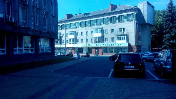 Паркуйся як мер. Біля міської ради ремонтують шлагбаум на сайті 20minut.ua Паркуйся як мер. Біля міської ради ремонтують шлагбаум, фото №1 на сайті 20minut.ua