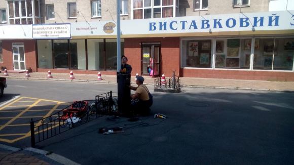 Паркуйся як мер. Біля міської ради ремонтують шлагбаум на сайті 20minut.ua Паркуйся як мер. Біля міської ради ремонтують шлагбаум, фото №2 на сайті 20minut.ua