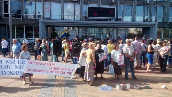 Пенсіонери з каструлями прийшли на мітинг, а попали на зарядку. Спересердя перекрили дорогу (ОН-ЛАЙН РЕПОРТАЖ), фото №1 на сайті 20minut.ua