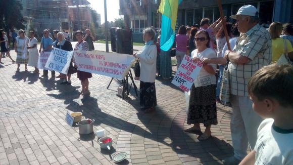 Пенсіонери з каструлями прийшли на мітинг, а попали на зарядку. Спересердя перекрили дорогу (ОН-ЛАЙН РЕПОРТАЖ), фото №4 на сайті 20minut.ua