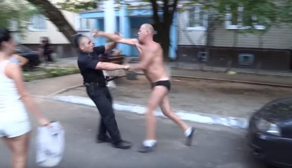 Поліцейський патруль з вінничанкою Анною Королюк приводив до тями п’яного киянина в трусах, фото №1 на сайті 20minut.ua