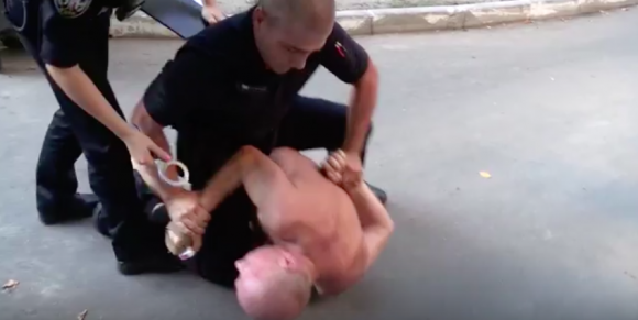 Поліцейський патруль з вінничанкою Анною Королюк приводив до тями п’яного киянина в трусах, фото №2 на сайті 20minut.ua