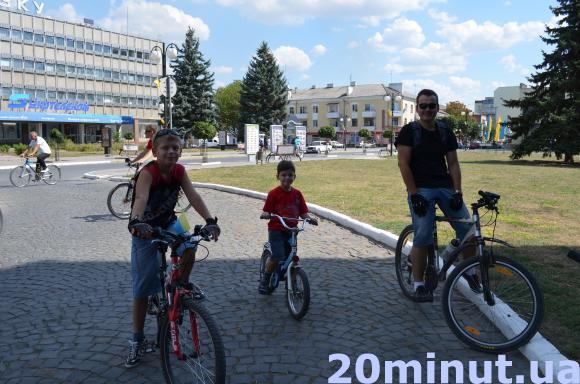 Прикрасивши велосипеди національною символікою, кам'янчани проїхалися вулицями міста, фото №1 на сайті 20minut.ua