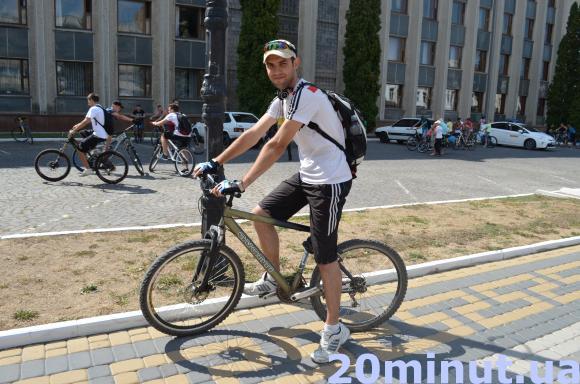 Прикрасивши велосипеди національною символікою, кам'янчани проїхалися вулицями міста, фото №2 на сайті 20minut.ua