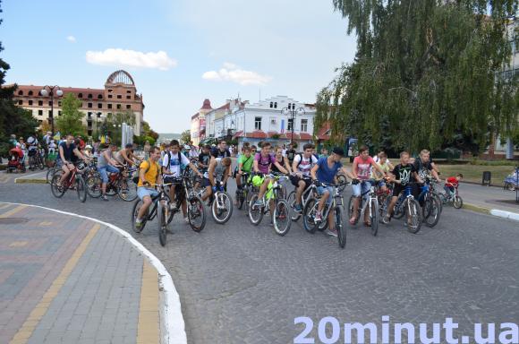 Прикрасивши велосипеди національною символікою, кам'янчани проїхалися вулицями міста, фото №4 на сайті 20minut.ua