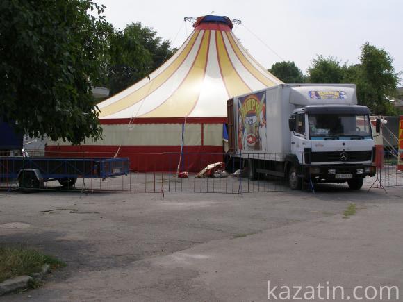 Цирковий “циганський табір” осів на площі Козятина, фото №1 на сайті 20minut.ua