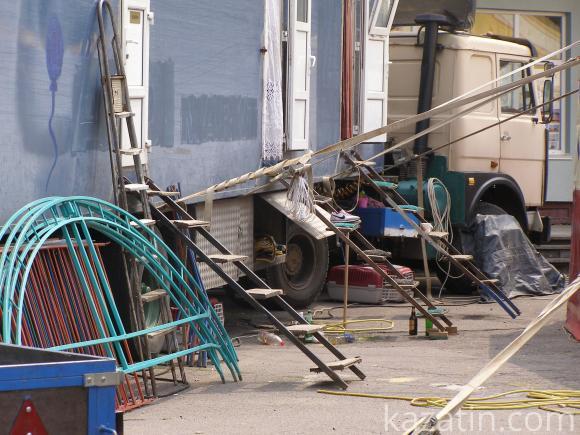 Цирковий “циганський табір” осів на площі Козятина, фото №3 на сайті 20minut.ua