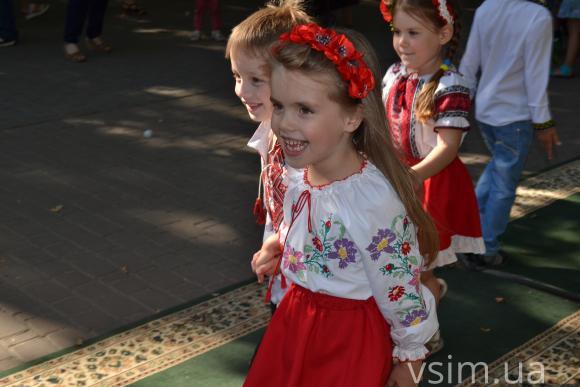 У Хмельницькому малеча дефілювала у вишиванках, фото №2 на сайті vsim.ua