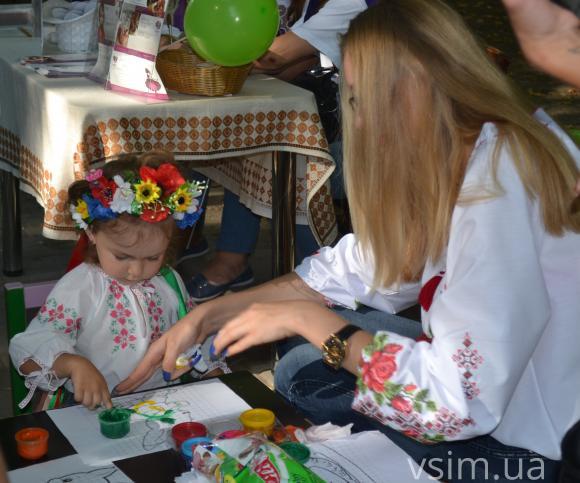 У Хмельницькому малеча дефілювала у вишиванках, фото №4 на сайті vsim.ua