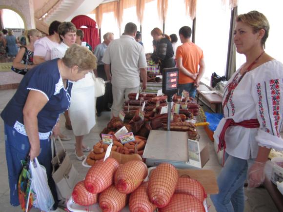 Вінничан у  «Плеяді» пригощали м'ясом, сиром та рибою від місцевого виробника, фото №2 на сайті 20minut.ua