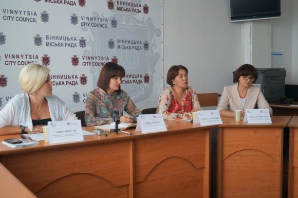 Вінницьких пенсіонерів вчитимуть критично дивитись телевізор і читати газети, фото №1 на сайті 20minut.ua
