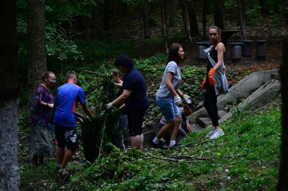 Як вінницька молодь прибирала заповідник в Ординцях на сайті 20minut.ua Як вінницька молодь прибирала заповідник в Ординцях, фото №3 на сайті 20minut.ua