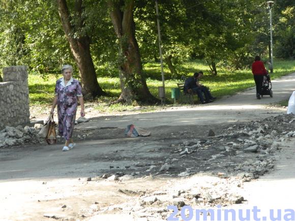 Алеї в парку “Топільче” перерили і лишили, фото №1 на сайті 20minut.ua
