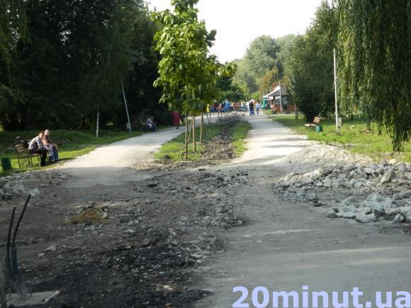 Алеї в парку “Топільче” перерили і лишили, фото №2 на сайті 20minut.ua