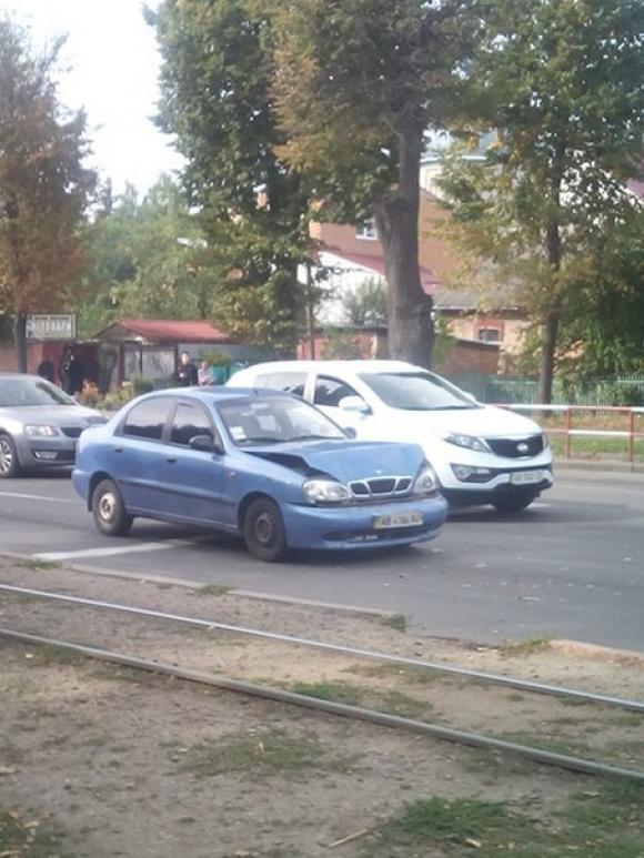 Біля 26 школи ДЕУ влупився в "шістку", фото №1 на сайті 20minut.ua